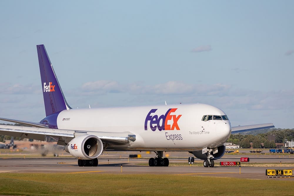 samolyot-fedex-na-vzlyotnoj-polose.jpg